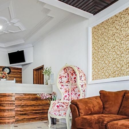 Oyo 90221 Makarim Guest House Syariah Pangkalan Bun Exterior photo