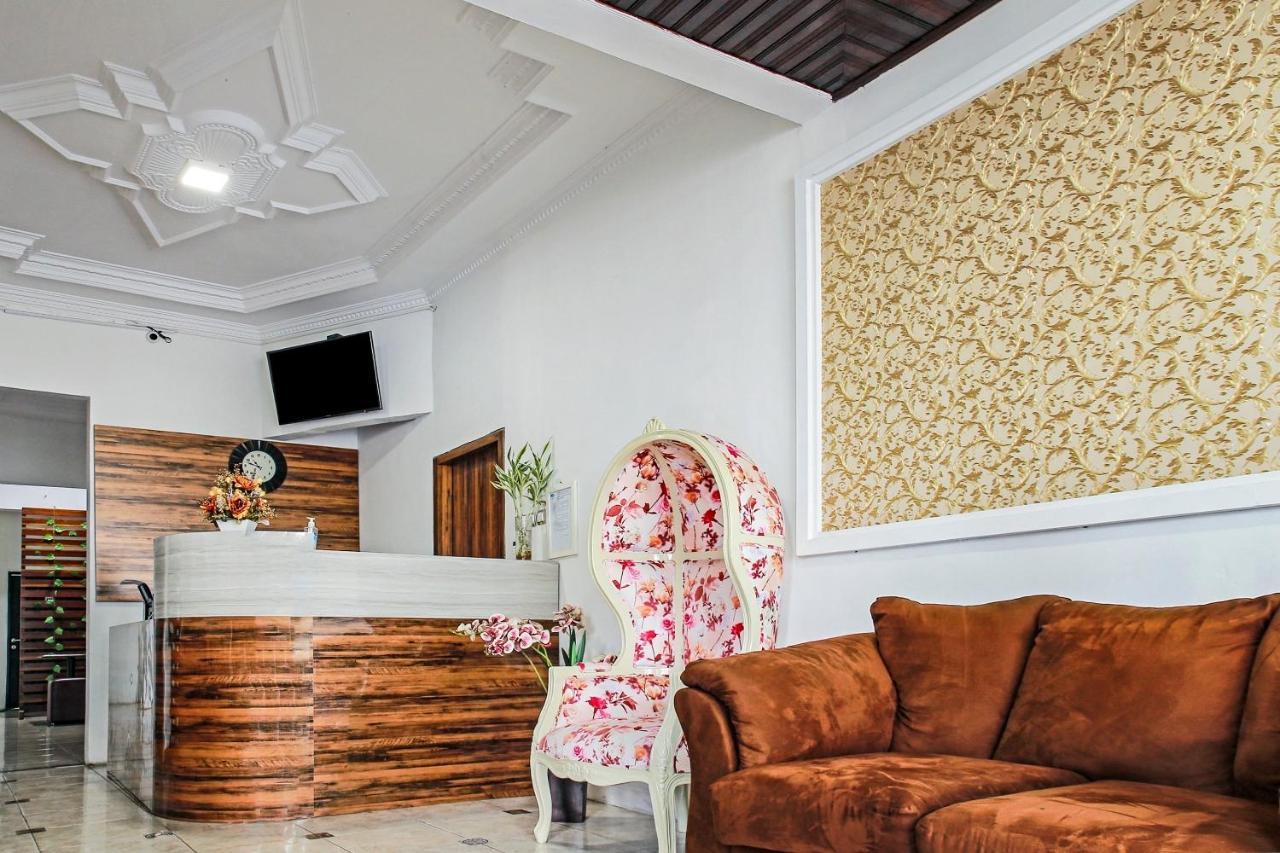 Oyo 90221 Makarim Guest House Syariah Pangkalan Bun Exterior photo