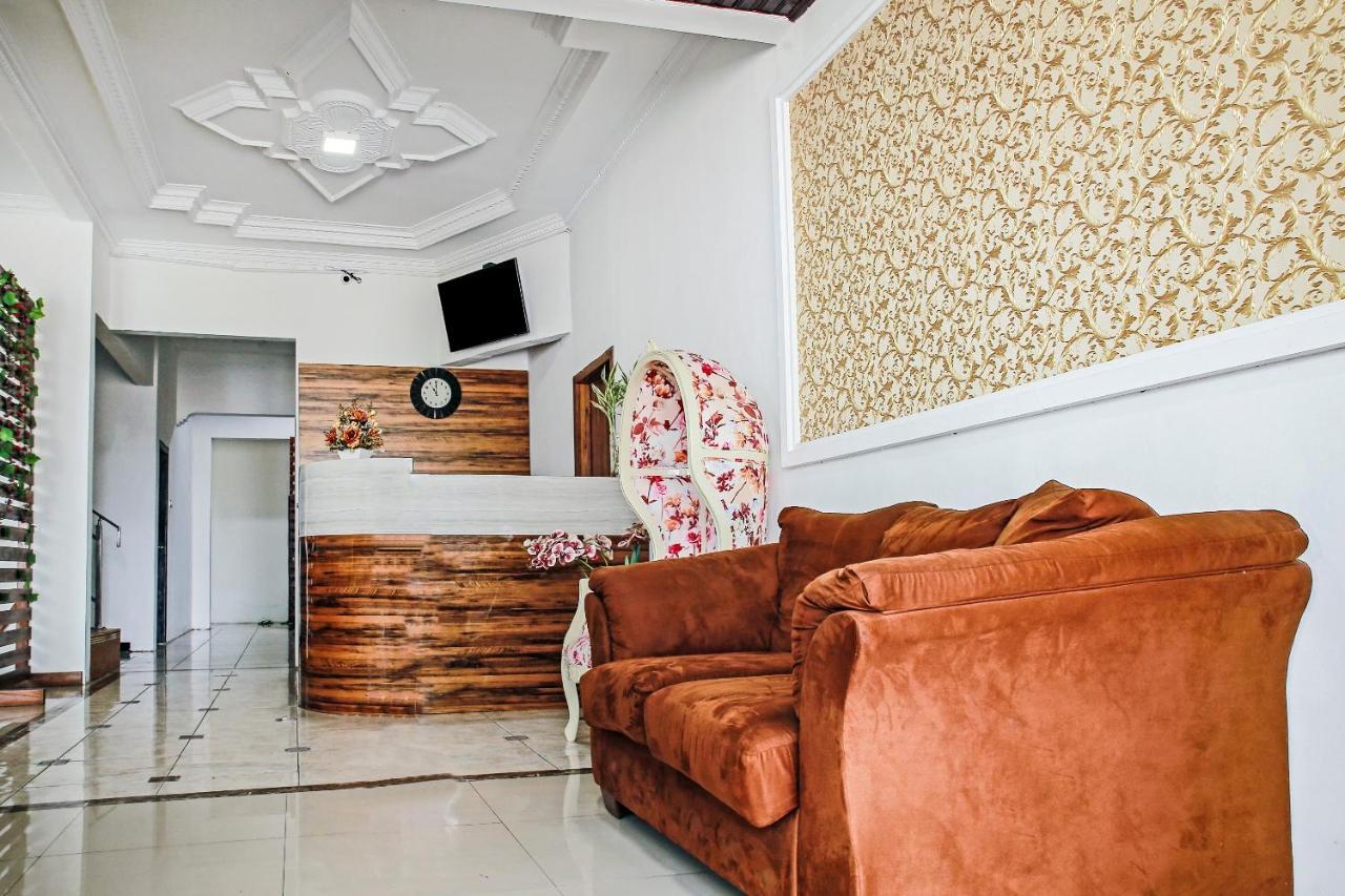 Oyo 90221 Makarim Guest House Syariah Pangkalan Bun Exterior photo
