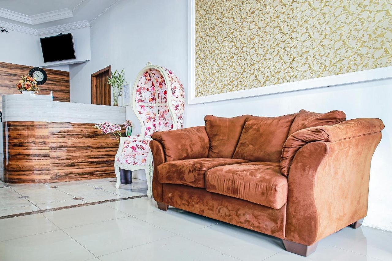 Oyo 90221 Makarim Guest House Syariah Pangkalan Bun Exterior photo