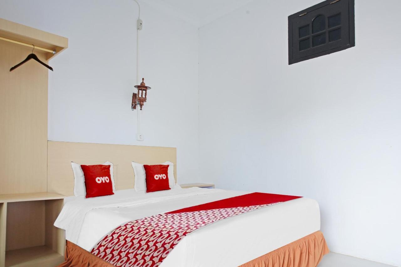 Oyo 90221 Makarim Guest House Syariah Pangkalan Bun Exterior photo