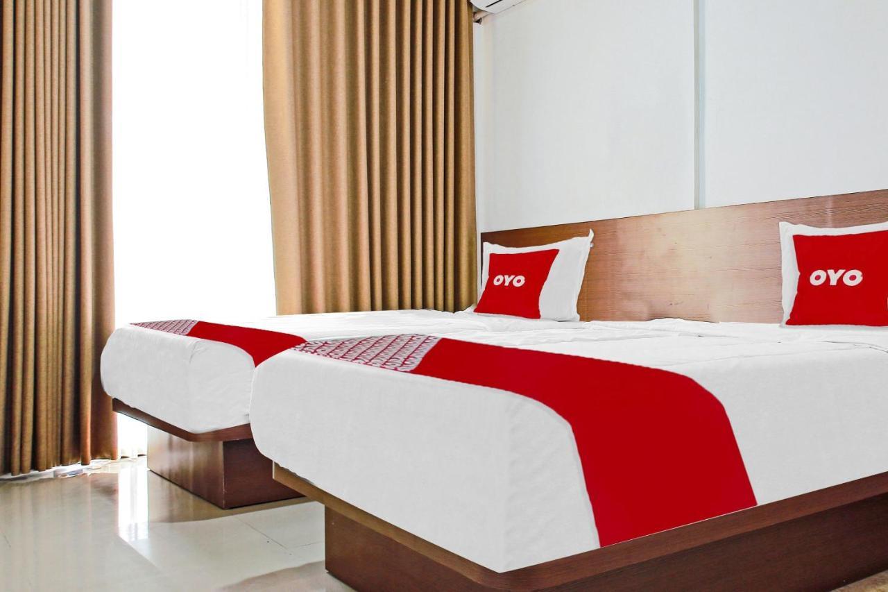 Oyo 90221 Makarim Guest House Syariah Pangkalan Bun Exterior photo