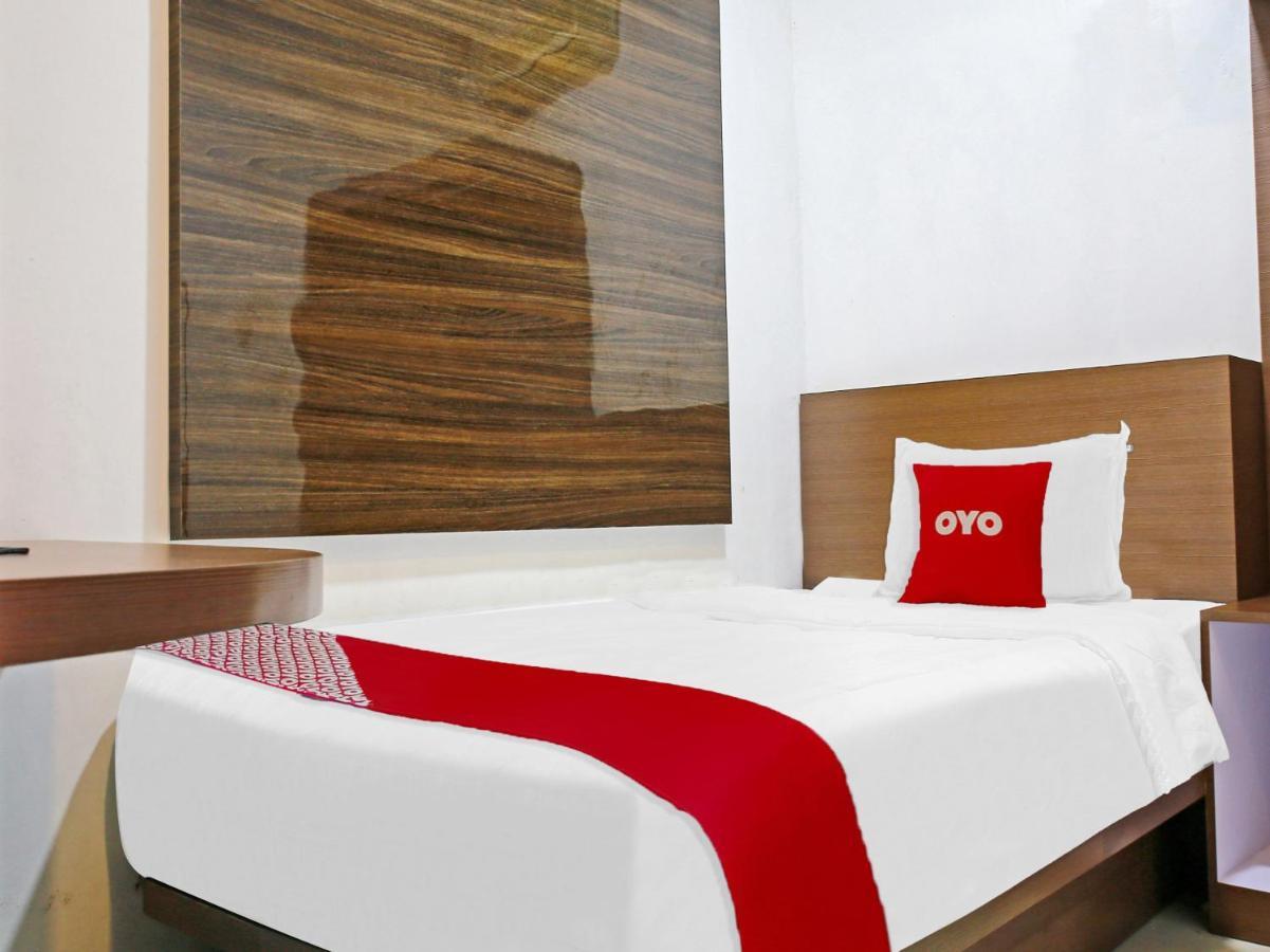 Oyo 90221 Makarim Guest House Syariah Pangkalan Bun Exterior photo